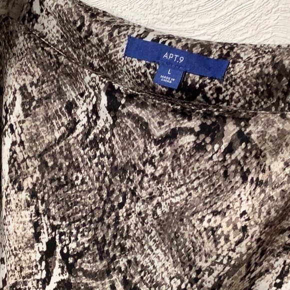 APT.9 NWT -Sz L - snake pattern flowy 2-way blouse - Picture 3 of 4